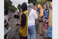 Para Relawan Ganjar – Mahfud saat membagikan nasi bungkus kepada para penyapu jalan raya di Kota Mataram.
