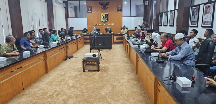 Suasana penyerahan bantuan program pembangunan sumur bor untuk 16 desa di Lombok Timur, yang berlangsung di Aula Kantor Bupati Lombok Timur.