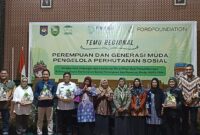 WORKSHOP TEMU REGIONAL: Direktur Pilar Nusantara (Pinus), Rabin Ibnu Zainal PhD bersama para petinggi instansi dalam Temu Regional bertajuk ‘’Perempuan dan Generasi Muda Pengelola Perhutanan Sosial’’, di Hotel Grand Daira Palembang, Rabu (20/12/2023).