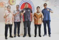 Menpora RI, Dito Ariotedjo (tengah) fose bersama pembalap Glenn Nirwan yang akan mengikuti Supercheap Auto TCR  Australia Series 2024.
