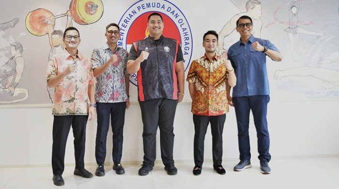 Menpora RI, Dito Ariotedjo (tengah) fose bersama pembalap Glenn Nirwan yang akan mengikuti Supercheap Auto TCR  Australia Series 2024.
