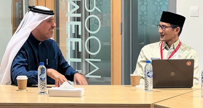 Menparekraf, Sandiaga Salahuddin Uno (kanan) saat bertemu dengan Ketua Tim Kewirausahaan dan Pendidikan Uni Emirat Arab (UEA) di Bidang Pengembangan Zona Ekonomi, Keberlanjutan Bisnis Keluarga, dan Pendidikan, Dr Adil Alzarooni (kiri).