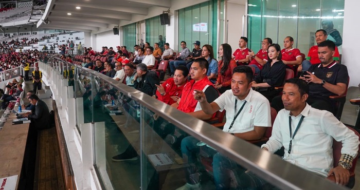 Menpora, Dito Ariotedjo saat menyaksikan pertandingan uji coba Timnas Indonesia U-20 versus Timnas Thailand U-20, di Stadion Utama Gelora Bung Karno (SUGBK) Senayan, Jakarta, Jumat malam (26/1/2024).