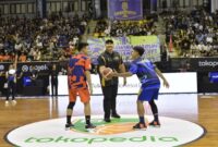Menpora, Dito Ariotedjo saat melakukan Tip Off atau jump ball Indonesian BasketBall League (IBL) 2024, di GOR C-Tra Arena, Cibeunying Kaler, Bandung, Jawa Barat, pada Sabtu malam (13/1/2024).