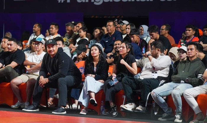 Menpora RI, Dito Ariotedjo saat menyaksikan langsung pertandingan IBL 2024 yang mempertemukan antara Pelita Jaya Bakrie Jakarta versus Satria Muda Pertamina, di Tennis Indoor Stadium GBK Senayan, Jakarta, pada Sabtu malam (20/1/2024).
