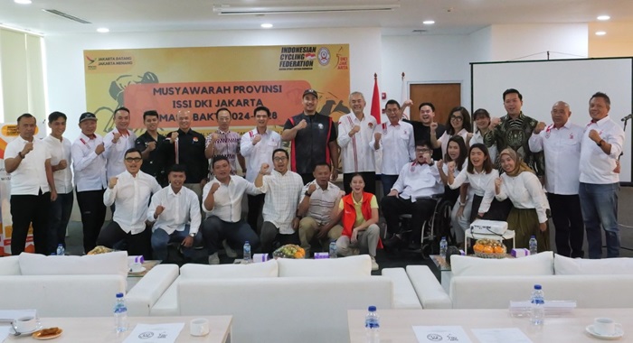 Menpora RI, Dito Ariotedjo fose bersama di sela-sela acara Musprov Ikatan Sport Sepeda Indonesia (ISSI) DKI Jakarta, di Ruang VIP Lantai 4 Jakarta International Velodrome, Jakarta Timur, pada Sabtu siang (20/1/2024).