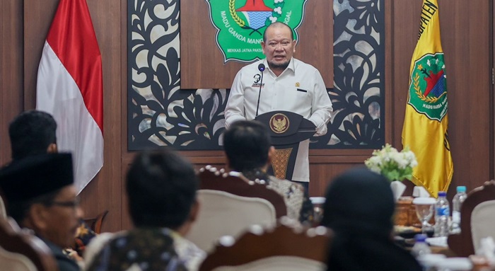 Ketua DPD RI, AA LaNyalla Mahmud Mattalitti saat memberikan sambutan pada acara Sarasehan dan Serap Aspirasi Masyarakat Asosiasi Kepala Desa Kabupaten Pamekasan di Pringgitan Dalam Mandhapa Agung Pendopo Ronggosukowati Rumah Dinas Bupati Pamekasan, pada Sabtu (27/1/2024).