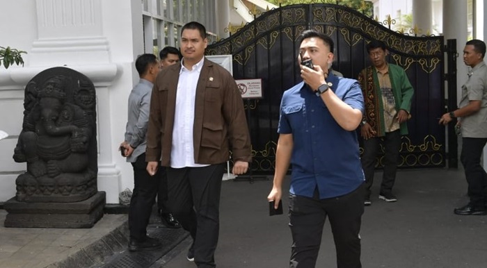 Menpora RI, Dito Ariotedjo menuju Istana Negara guna menghadiri Sidang Kabinet Paripurna (SKP) terkait peningkatan kinerja ASN melalui keterpaduan layanan digital pemerintah.