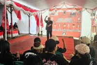 Ketua DPD PDIP NTB, H Rachmat Hidayat saat memberikan orasi di sela-sela acara Simakrama Umat Hindu di Lingkungan Karang Bang-Bang, Kecamatan Cakranegara, Kota Mataram, Ahad sore (7/1/2024).