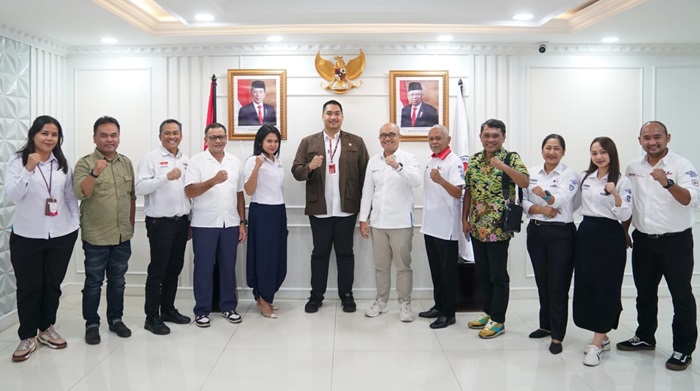 Menpora RI, Dito Ariotedjo fose bersama di sela-sela menerima audiensi PT MGPA Nusantara Jaya selaku pengelola Sirkuit Internasional Pertamina Mandalika, di ruang rapat lantai 10 Graha Kemenpora, Selasa sore (9/1/2024).