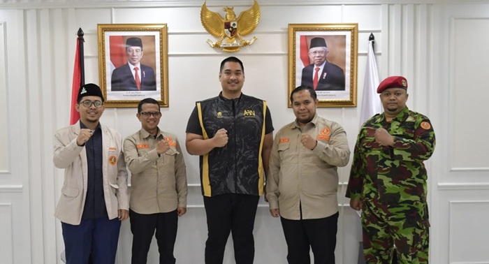 Menpora RI, Dito Ariotedjo fose bersama usai menerima pengurus PW PM DKI Jakarta, di lantai 10, Kemenpora, Senin siang (8/1/2024).