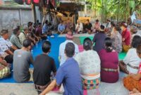 Anggota DPR RI Dapil NTB II/Pulau Lombok dari PDIP, H Rachmat Hidayat saat menghadiri sebuah acara pertemuan dengan konstituennya.