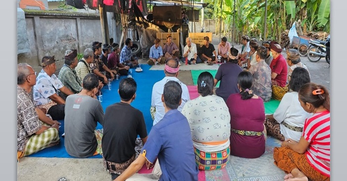 Anggota DPR RI Dapil NTB II/Pulau Lombok dari PDIP, H Rachmat Hidayat saat menghadiri sebuah acara pertemuan dengan konstituennya.