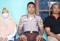 Riqy Yusriyadi (tengah) bersama kedua orang tuanya.