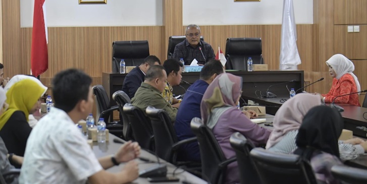 Sesmenpora RI, Gunawan Suswantoro saat memimpin rapat di Ruang Rapat Lantai 3 Graha Kemenpora RI, Jalan Gerbang Pemuda Nomor 3 Senayan, Jakarta.