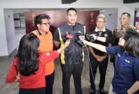 Menpora RI, Dito Ariotedjo saat memberikan keterangan pers.
