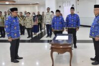 Sesmenpora RI, Gunawan Suswantoro saat melantik dan mengambil sumpah jabatan dr Bayu Rahadian, Sp.Kj, sebagai Analis Kebijakan Ahli Utama pada Kemenpora RI, pada Jumat (5/1/2024).