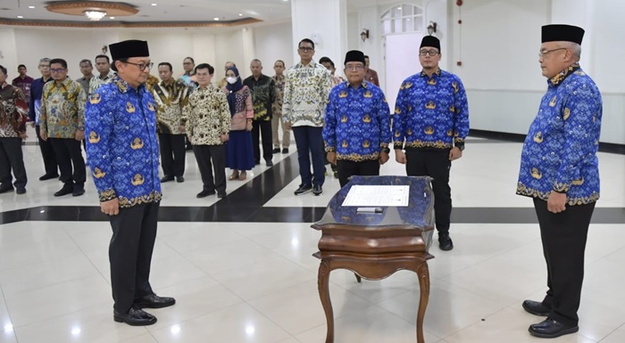 Sesmenpora RI, Gunawan Suswantoro saat melantik dan mengambil sumpah jabatan dr Bayu Rahadian, Sp.Kj, sebagai Analis Kebijakan Ahli Utama pada Kemenpora RI, pada Jumat (5/1/2024).