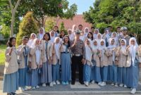 Para siswa-siswi SMAN 1 Pemenang, Kabupaten Lombok Utara (KLU) saat fose bersama petugas dari Satlantas Polres Lombok Utara.