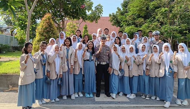 Para siswa-siswi SMAN 1 Pemenang, Kabupaten Lombok Utara (KLU) saat fose bersama petugas dari Satlantas Polres Lombok Utara.