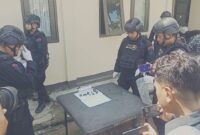 Jajaran Polsek Pujut bersama Tim Jihandak Satbrimob Polda NTB saat memusnahkan granat dengan cara diledakkan di lapangan terbuka Mapolsek Pujut, pada Minggu (7/1/2024).