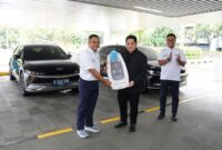 Menteri BUMN, Erick Thohir saat peresmian penggunaan kendaraan listrik atau electric vehicle (EV), di lobi Kantor Kementerian BUMN, Jalan Medan Merdeka Selatan, Jakarta, pada Rabu (3/1/2024). 