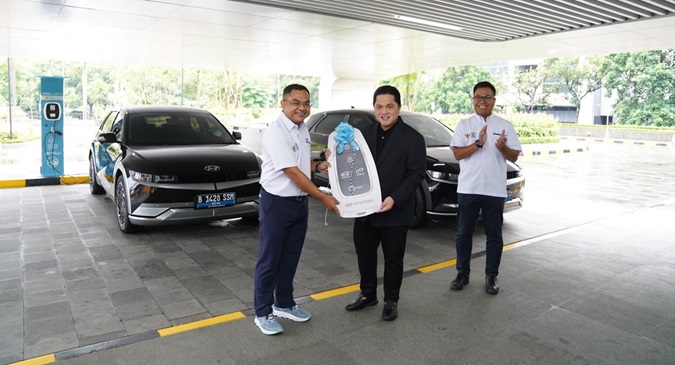 Menteri BUMN, Erick Thohir saat peresmian penggunaan kendaraan listrik atau electric vehicle (EV), di lobi Kantor Kementerian BUMN, Jalan Medan Merdeka Selatan, Jakarta, pada Rabu (3/1/2024). 