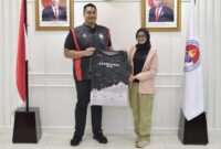 Pendaki Muda, Khansa Syahlaa (kanan) bersama Menpora Dito.