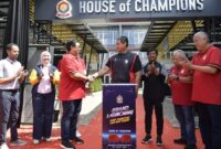 Menpora, Dito Ariotedjo usai menandatangani prasasti Dormitory di Mandiri ASIOP Training Ground Sentul, Jawa Barat, pada Sabtu (20/1/2024).