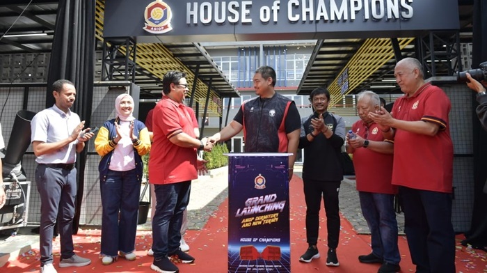 Menpora, Dito Ariotedjo usai menandatangani prasasti Dormitory di Mandiri ASIOP Training Ground Sentul, Jawa Barat, pada Sabtu (20/1/2024).