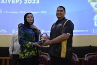 Menpora RI, Dito Ariotedjo saat memberikan cinderamata kepada salah seorang peserta program PPIA.