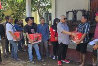 Anggota DPR RI Dapil NTB II/Pulau Lombok dari PDIP, H Rachmat Hidayat saat menggelontorkan bantuan berupa 50 unit mesin jahit dan mesin obras merk Singer kepada 50 orang UMKM aneka usaha jahitan di Kota Mataram.