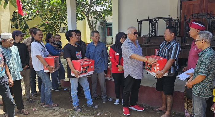 Anggota DPR RI Dapil NTB II/Pulau Lombok dari PDIP, H Rachmat Hidayat saat menggelontorkan bantuan berupa 50 unit mesin jahit dan mesin obras merk Singer kepada 50 orang UMKM aneka usaha jahitan di Kota Mataram.