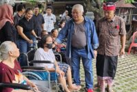 Anggota DPR RI Dapil NTB II/Pulau Lombok dari PDIP, H Rachmat Hidayat saat menggelontorkan belasan kursi roda manual dan elektrik untuk Nyame-Nyame umat Hindu di Kota Mataram, khususnya lansia lumpuh dan disabilitas.