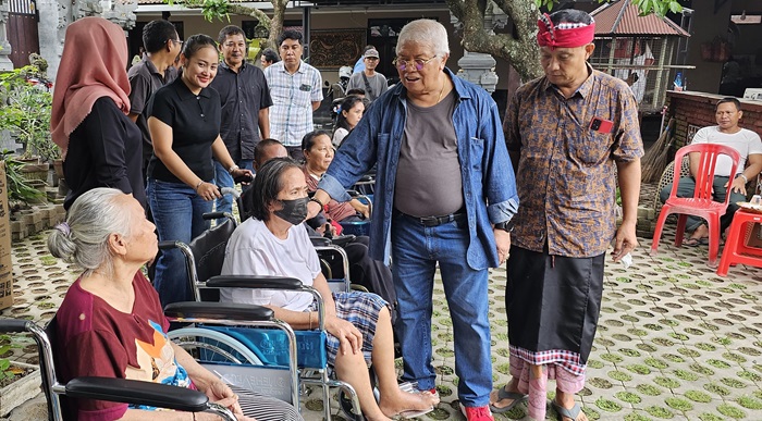 Anggota DPR RI Dapil NTB II/Pulau Lombok dari PDIP, H Rachmat Hidayat saat menggelontorkan belasan kursi roda manual dan elektrik untuk Nyame-Nyame umat Hindu di Kota Mataram, khususnya lansia lumpuh dan disabilitas.