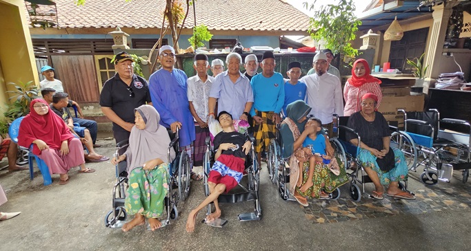 Anggota Komisi VIII DPR RI, H Rachmat Hidayat saat menyerahkan bantuan kursi roda untuk warga dan para lansia yang menderita penyakit lumpuh, di Dusun Kerangkeng, Desa Banyumulek, Kecamatan Kediri, Kabupaten Lombok Barat, Ahad pagi (14/1/2024).