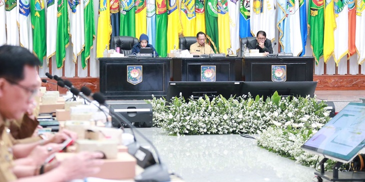 Mendagri Tito Karnavian saat memimpin Rapat Koordinasi (Rakor) Pengendalian Inflasi Daerah yang berlangsung secara hybrid dari Gedung Sasana Bhakti Praja (SBP) Kantor Kemendagri, Jakarta Pusat, Senin (8/1/2024).