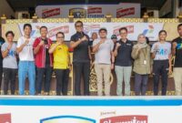 Deputi 3 Bidang Pembudayaan Olahraga Kemenpora, Rudy Sufahriadi saat fose bersama di sela-sela menghadiri National Championship SAC 2023, di Stadion Sriwedari, Jalan Bhayangkara Nomor 5, Kota Solo, Jawa Tengah, Jumat sore (19/1/2024).