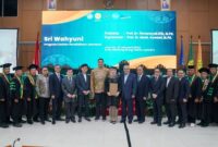 Menpora, Dito Ariotedjo (tengah) fose bersama usai menghadiri ujian terbuka promosi doktor Karo Renkeu Kemenpora, Sri Wahyuni di Aula Bung Hatta Lantai 2 Gedung Pascasarjana UNJ, Jumat pagi (12/1/2024).