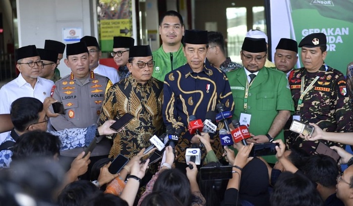 Presiden Jokowi saat memberikan keterangan pers.