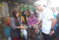 Capres nomor urut 3, Ganjar Pranowo saat berdialog dengan emak-emak.