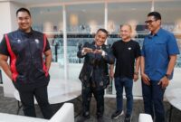 Menpora Dito Ariotedjo saat bersama Promotor HSS, Ivan Tanjaya dan Komisaris HW Group, Hotman Paris, di Indonesia Arena Jakarta.
