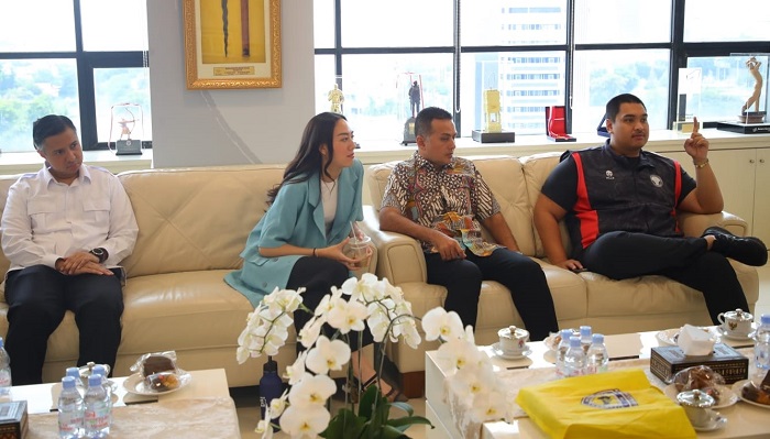 Menpora RI, Dito Ariotedjo saat menerima kunjungan audiensi dari Pembina IMI Sumut yang juga pereli Musa Rajekshah, di ruang kerjanya Kantor Kemenpora, Senayan, Jakarta, pada Senin (26/2/2024).