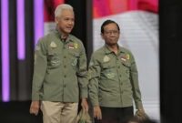 Cawapres nomor urut 3, Prof Mahfud MD bersama capres Ganjar Pranowo tampil spesial mengenakan pakaian istimewa 100% ramah lingkungan saat debat cawapres keempat.