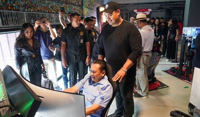 Menpora RI, Dito Ariotedjo saat menghadiri Grand Opening Tournament P1 Digital Motorsport, di Blackstone Garage, Kebayoran Baru, Jakarta, pada Minggu (25/2/2024).