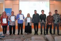 Asdep Karakter Pemuda Kemenpora, Esa Sukmawijaya fose bersama di sela-sela acara Showcasing Program and Partnership 2024, di Ayoconnect Lounge, Graha Binakarsa, HR Rasuna Said, Jakarta Selatan, pada Selasa siang (30/1/2024).