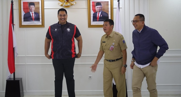 Menpora RI, Dito Ariotedjo saat menerima kunjungan audiensi dari Kepala Dinas Pemuda dan Olahraga (Kadispora) Provinsi DKI Jakarta, Andri Yansyah, di ruang rapat Lantai 10 Kantor Kemenpora, Senayan, Jakarta, pada Senin (26/2/2024). 