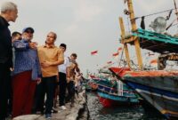 Capres nomor urut 3, Ganjar Pranowo saat blusukan ke nelayan.