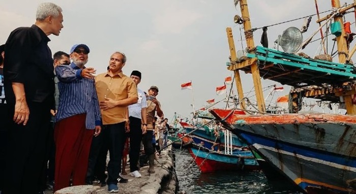 Capres nomor urut 3, Ganjar Pranowo saat blusukan ke nelayan.