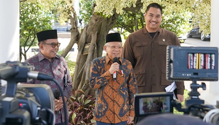 Menpora RI, Dito Ariotedjo mendampingi Wapres, Ma'ruf Amin saat memberikan keterangan pers kepada awak media.